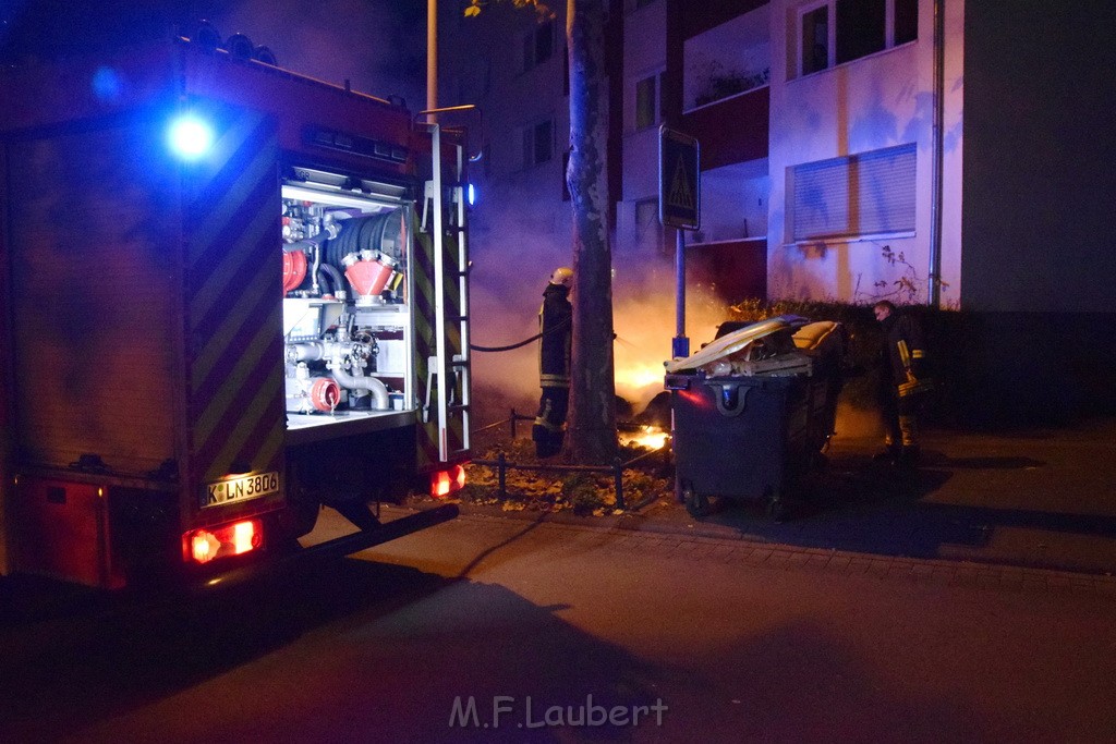 Mehrere Muell Sperrmuellbraende Köln Vingst Ansbacherstr P61.JPG - Miklos Laubert